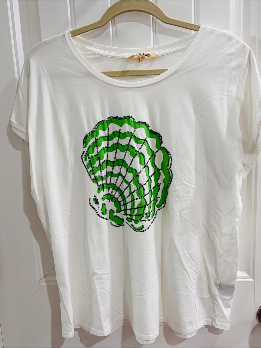 Mesh+Love White Tee with Green Sequined Seashell Graphic XL